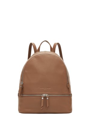 Zaino in pelle marrone con due scomparti principali, chiusure con doppia cerniera e spallacci regolabili su sfondo bianco.