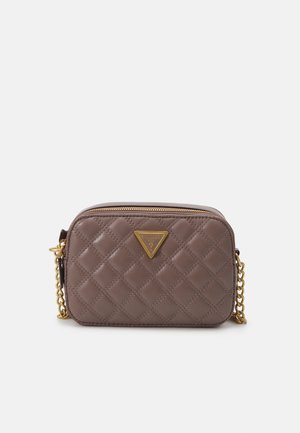 Piccola borsa a tracolla in pelle marrone trapuntata con catena dorata e logo triangolare dorato della Guess sul fronte.