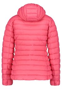 Padded růžová bunda s kapucí, s horizontálně prošívanými sekcemi a elastickými manžetami. Materiál vypadá hladce a je lehký.