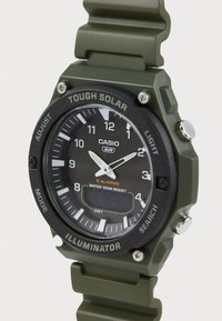 Casio Tough Solar -kello musta-vihreällä digitaalinen-analogi-näytöllä, tukeva kumihihna, vedenkestävä jopa 100 metriin, viisi aloittajaa.