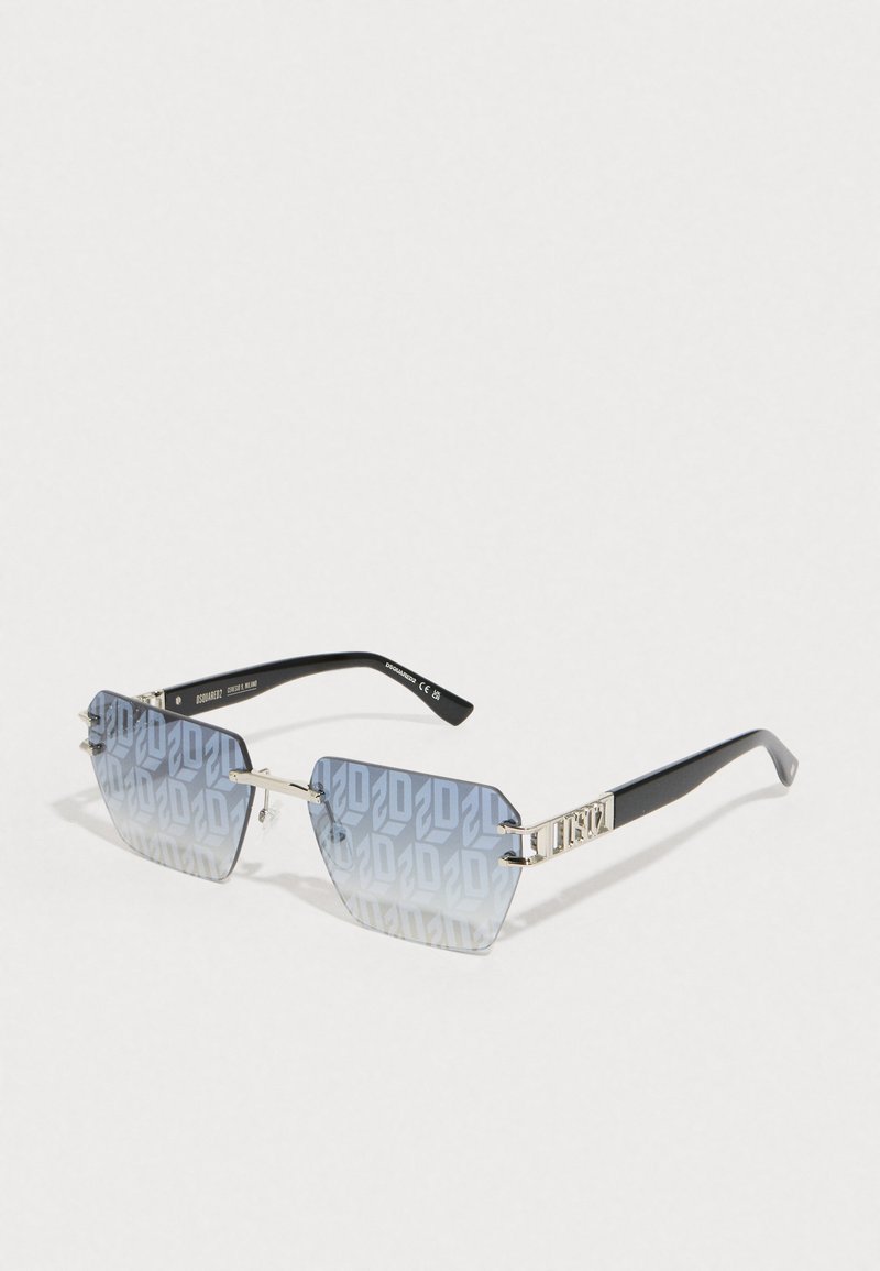 Gafas de sol hexagonales con lentes azules degradados que presentan un patrón diagonal de "2020", herrajes plateados y brazos de plástico negro.