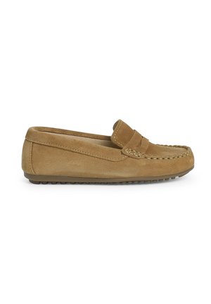 Mocassin en daim beige avec un dessus de style mocassin, des coutures décoratives et une semelle en caoutchouc présentant de petits motifs en relief pour une meilleure adhérence.
