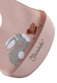 Silikon-Lätzchen in sanftem Rosa mit einer grauen Kaninchen- und einer braunen Vogelillustration, umgeben von Blumen und dem Markennamen "Sterntaler".