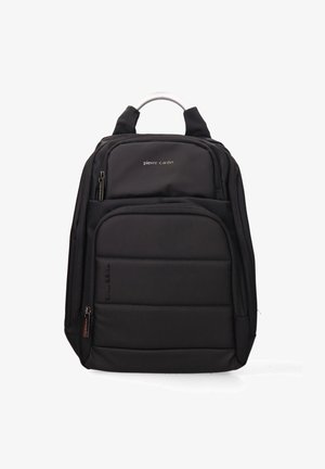Sac à dos noir avec design rembourré, plusieurs poches zippées, logo sur le devant et une poignée supérieure. Fabriqué en matériau durable, idéal pour une utilisation quotidienne.