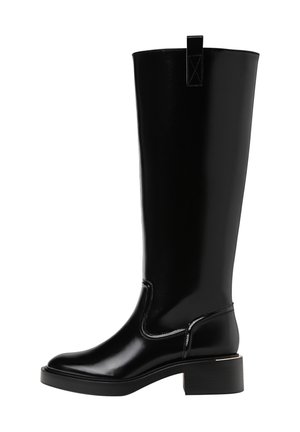 Botte en cuir noire montant jusqu'au genou avec un talon carré bas, un bout arrondi et une languette de tirage en haut, montrée de profil sur fond blanc.