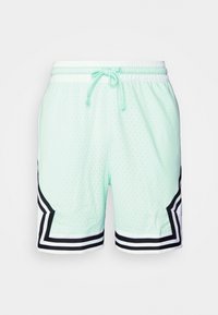 Světlé mátové sportovní šortky z prodyšného perforovaného materiálu. Mají černobílé boční akcenty a nastavitelné stahovací pásky v pase.