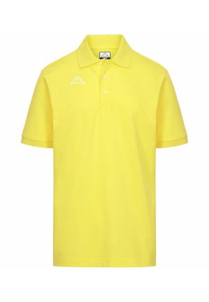 Polo gialla a maniche corte con colletto, tre bottoni e un piccolo logo bianco sulla parte superiore sinistra del petto.