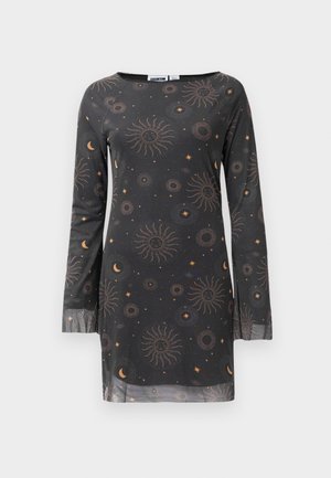 Robe à manches longues en tissu foncé avec un imprimé céleste comprenant des soleils, des lunes et des étoiles dans des tons dorés et cuivrés. Encolure arrondie.
