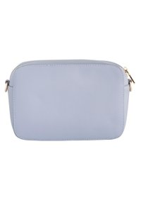 Borsa in pelle azzurro chiaro, forma rettangolare, texture liscia, zip in tonalità dorata, cuciture dettagliate lungo i bordi e occhielli hardware laterali.