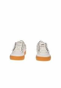 Sneaker in pelle bianca con suola in gomma spessa, caratterizzati da gioielli argentati lungo i lacci e dettagli di cucitura discreti.