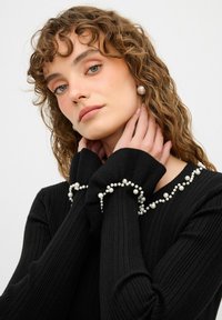 adL WITH PEARLS - Stickad tröja - black