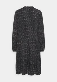 Tmavé šaty s dlouhým rukávem a vrstveným lemem, zdobené květinovým potiskem v různých odstínech, vyrobené z měkké tkaniny s nařaseným pasem.