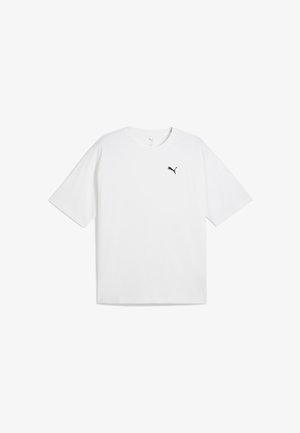 Camiseta de algodón blanca de manga corta, con cuello redondo y un pequeño logotipo negro de Puma en el lado izquierdo del pecho. Textura suave.