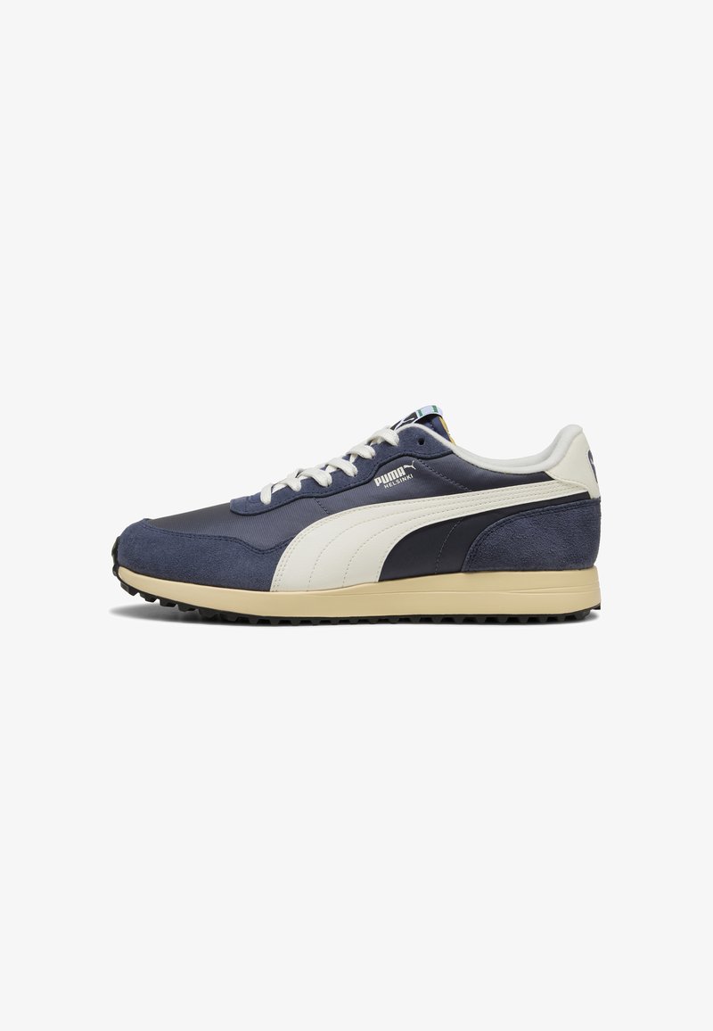 Χαμηλά αθλητικά Puma Helsinki σε ναυτικό μπλε και κρεμ με σουέντ λεπτομέρειες, λευκά κορδόνια και υφασμένο μαύρο πάτο.