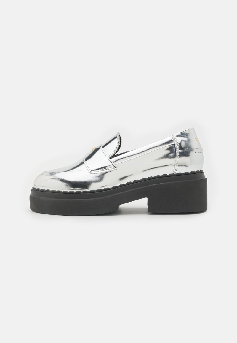 Scarpe slip-on in metallo argentato con suola piattaforma nera chunky, cuciture decorative e punta arrotondata. Design senza soluzione di continuità con accentuazioni minime.