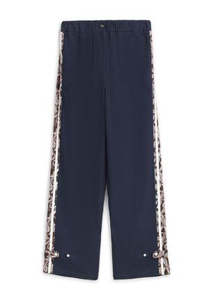Pantalon bleu marine texturé avec des bandes latérales marron à motifs. Il présente une taille élastique et des liens aux poignets avec des accents métalliques.