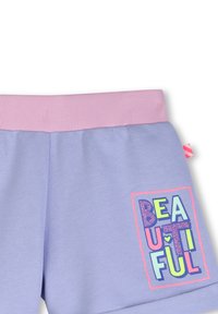 Pantaloncini lilla con fascia in vita rosa a costine e toppe colorate con la scritta "BEAUTIFUL" sulla gamba destra.