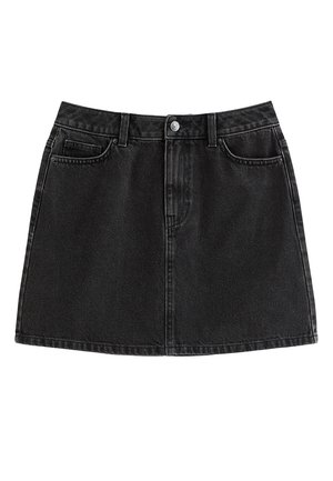 Minigonna svasata in denim nero con bottoni frontali, chiusura lampo, passanti per cintura e design a cinque tasche.