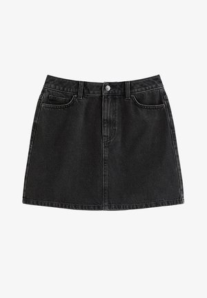 Minigonna svasata in denim nero con bottoni frontali, chiusura lampo, passanti per cintura e design a cinque tasche.