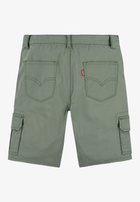 Pantaloni cargo verdi con tasche posteriori, tasche laterali e dettagli cuciti. Realizzati in un tessuto resistente con una texture liscia.