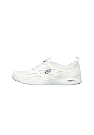 Zapatilla deportiva de malla blanca con punta redondeada, diseño con cordones, suela de goma y detalles perforados para ventilación; presenta sutiles acentos de logotipo.