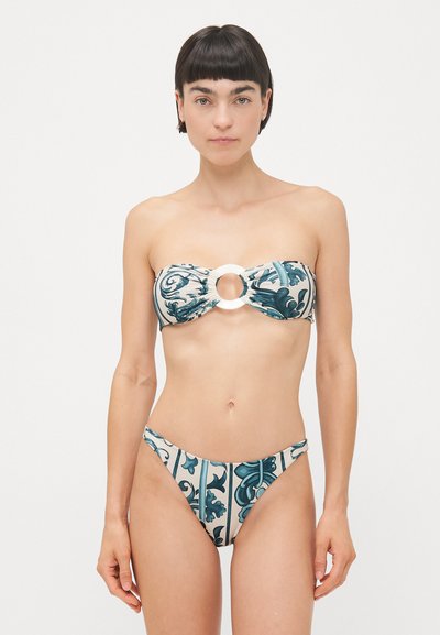 Bikini szett, bandeau fazonú top nagy kör alakú díszítéssel, teal és krém színkombinációban virágmintákkal; hozzá illő, alacsony derékú alsó.