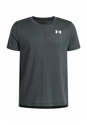 Donker sportshirt met korte mouwen, subtiele verticale lijnen en een wit Under Armour-logo linksboven op de borst, plat neergelegd op een witte achtergrond.