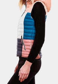 Gefütterte Weste mit einem Farbblockdesign in Weiß, Blau, Pink und Marineblau. Verfügt über eine Reißverschlusstasche und eine Kapuze. Strukturierte gestepptes Muster.