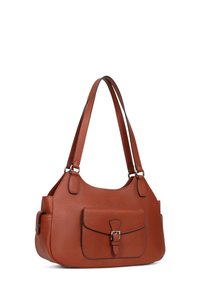 Borsa a tracolla in pelle marrone con forma curva, tasca anteriore con pattina e hardware in argento. Presenta doppi manici e superficie texturizzata.