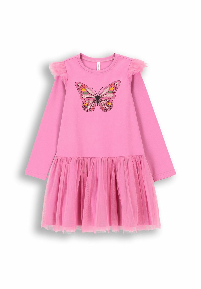 Różowa sukienka z długim rękawem, dopasowaną górą, tiulową spódnicą i graficznym motywem motyla z kolorowymi akcentami. Detale z falbankami na ramionach.
