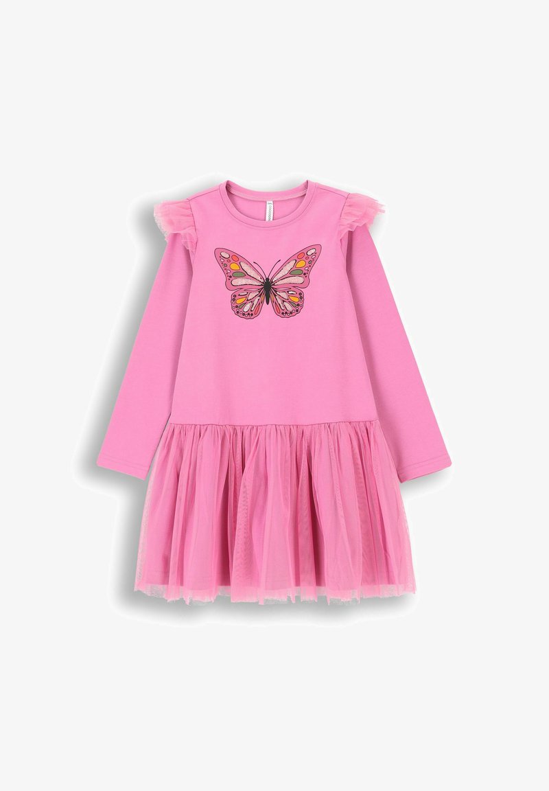 Różowa sukienka z długim rękawem, dopasowaną górą, tiulową spódnicą i graficznym motywem motyla z kolorowymi akcentami. Detale z falbankami na ramionach.