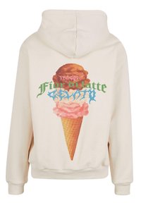 Beige kapucnis pulóver, amelynek hátulján egy nagy fagyizó grafika található, csokoládé gombóccal, rózsaszín csavarral és texturált tölcsérrel. A grafikán szerepel a "Fior di latte" felirat.