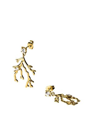 Zwei asymmetrische goldene Ohrringe mit branchienartigem Design und kleinen klaren Edelsteinen auf einfachem weißen Hintergrund.
