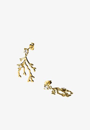 Zwei asymmetrische goldene Ohrringe mit branchienartigem Design und kleinen klaren Edelsteinen auf einfachem weißen Hintergrund.