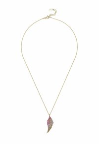 Złoty naszyjnik z łańcuszkiem, zakończony zawieszką w kształcie skrzydła, ozdobioną różowymi, fioletowymi i białymi kamieniami szlachetnymi.