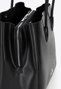 Borsa a spalla in pelle nera con una superficie liscia, dotata di una cerniera argentata e due manici sottili. Design semplice con apertura superiore.