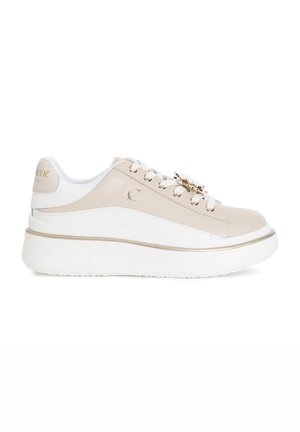 Sneaker beige e bianco con suola a piattaforma. Presenta pelle liscia, design con lacci e dettagli dorati, inclusa un'ornamentazione decorativa.