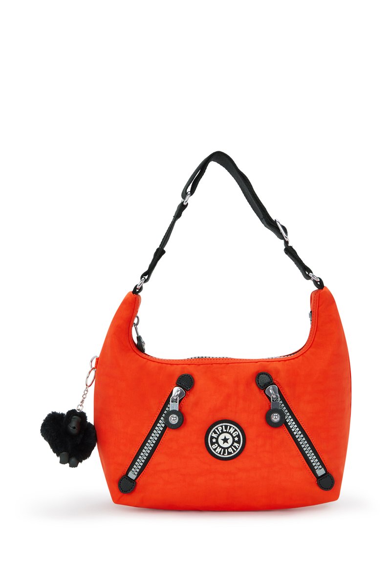 Orange nylon axelväska med svarta detaljer, dragkedjefickor och en rund logotyp. Inkluderar en lurvig nyckelringsberlock.