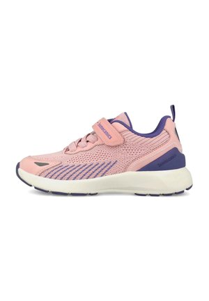 Zapatilla infantil rosa y morada con parte superior de malla, tira de velcro y suela blanca, diseñada para comodidad y transpirabilidad.