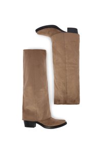 Para wysokich brązowych zamszowych botków z niskimi czarnymi obcasami, jeden but stoi pionowo, a drugi leży na boku, na białym tle.