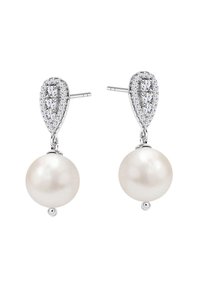 Kolczyki z perłami składają się z dużej białej perły zawieszonej na srebrnym, łezkowatym wkręcie ozdobionym małymi, przezroczystymi kamieniami.