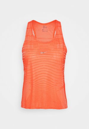 Oranžový tank top Nike Pro s lehkou, prodyšnou síťovinou a horizontálními pruhy, s malým stříbrným logem na přední straně.