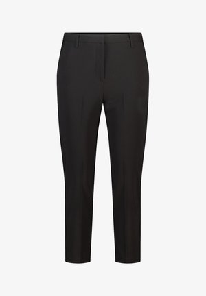 Pantalon noir sur mesure, avec une texture lisse, une coupe droite et des plis marqués. Taille mi-haute avec poches latérales.