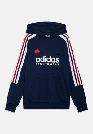 Sudadera de Adidas en azul marino con logo rojo, mangas a rayas blancas y rojas, bolsillo frontal y capucha con cordón. Fabricada en tejido suave.