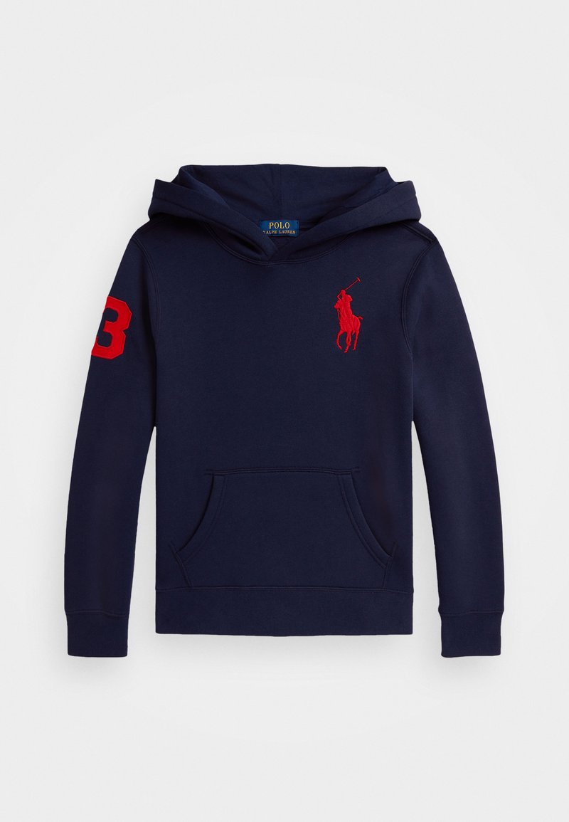 Granatowy hoodie z przednią kieszenią kangurką, czerwoną liczbą "3" na lewym rękawie oraz czerwonym logo gracza polo na piersi. Tkanina bawełniana.