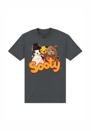 Kulgrå T-shirt med tre plyspersoner og ordet "Sooty" i store gule og røde bogstaver. Standard crewneck-design.