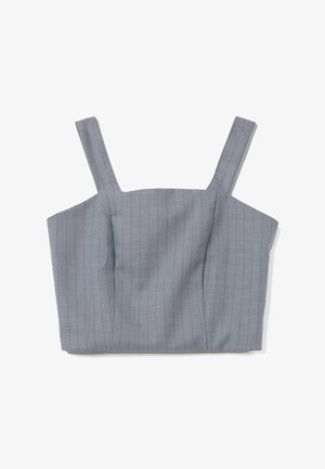 Grijze cropped top met verticale streepjes, voorzien van brede schouderbanden en een gestructureerd ontwerp. Gemaakt van een soepele, geweven stof.