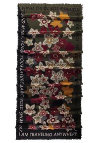 Écharpe avec de grandes fleurs multicolores en blanc, rouge, jaune et rose sur fond sombre, bordée de textes avec des citations sur le voyage et la nature.