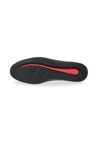 Suela de zapato negra con una superficie texturizada, que presenta una prominente franja roja central y varios patrones de tracción para mejorar el agarre.
