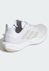 Weiße Sportschuhe mit einem strukturierten Mesh-Obermaterial, ausgestattet mit drei hellgrauen Streifen und einer verstärkten Fersenschlaufe mit der Aufschrift "TRAINING".